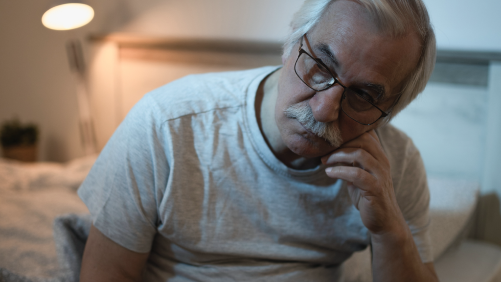 Homem cansado, por estar acordando muito à noite para urinar