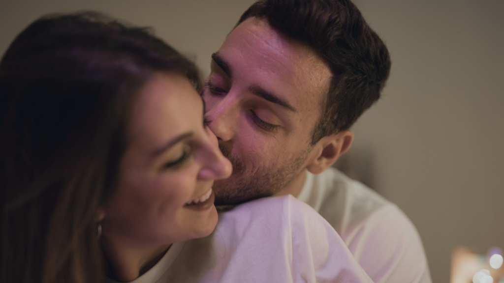 Casal feliz, conversando sobre se o HoLEP afeta a vida sexual