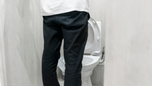 Homem tendo de urinar várias vezes à noite