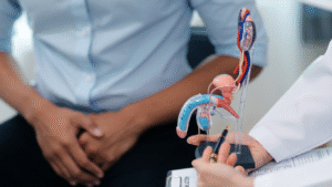 Médico explicando ao paciente os riscos da cirurgia da próstata