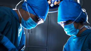 Médicos atendendo um paciente com medo da cirurgia para HPB
