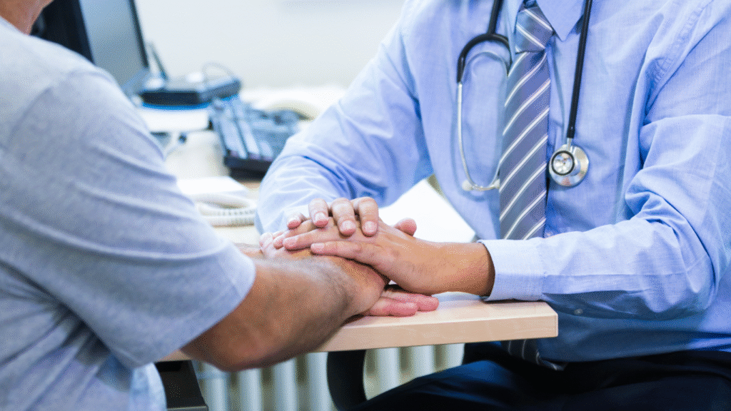 Médico explicando ao paciente os sinais do crescimento benigno da próstata