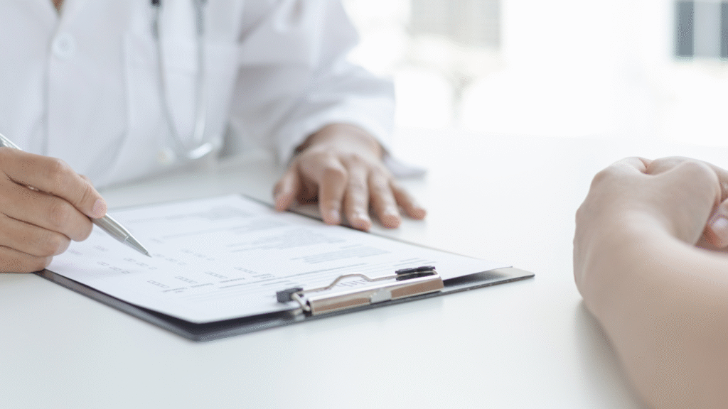 Médico explicando ao paciente se HPB e câncer são a mesma coisa
