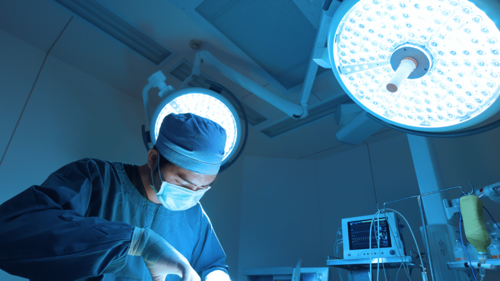 Médico realizando cirurgia, para falar sobre os principais tratamentos cirúrgicos para HPB