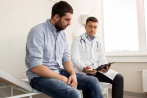 Médico explicando ao paciente quando se indica a cirurgia no câncer de próstata