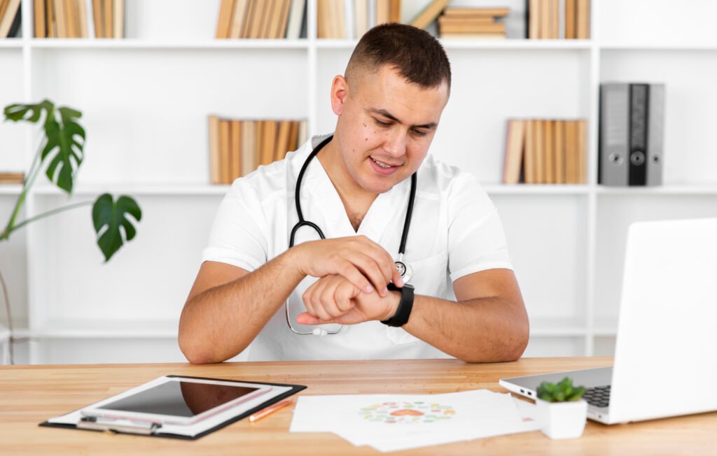 Médico olhando no relógio para introduzir o assunto "quanto tempo leva para voltar à rotina após a cirurgia de HoLEP".