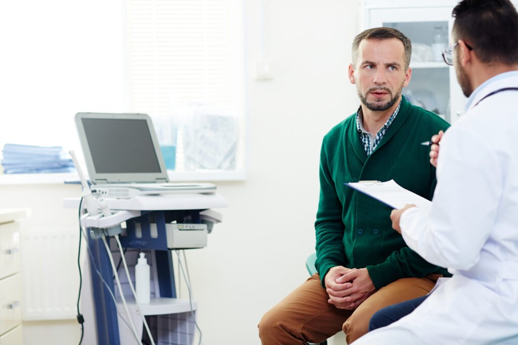 Paciente ouvindo o médico sobre se o tratamento do câncer de próstata pode causar impotência