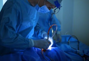 Médico demonstrando como pe o funcionamento da cirurgia HoLEP.