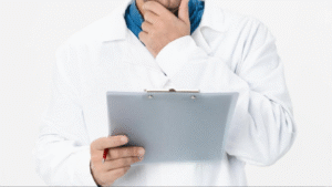 Médico urologista analisando dados sobre Hiperplasia Prostática Benigna.