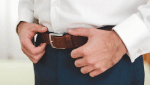 Homem com a mão no cinto, pensando se o HoLEP funciona mesmo.