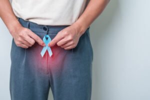 Homem segurando uma fita azul para introduzir o assunto "Câncer de próstata tem cura?".
