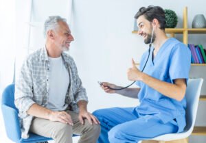 Médico explicando ao paciente se a cirurgia Holep causa impotência