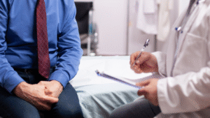 Médico explicando ao paciente se o exame retal dói