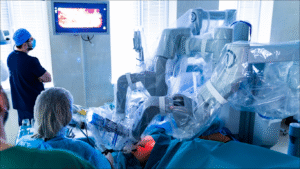 Robô utilizado na prostatectomia robótica, para falar sobre a indicação