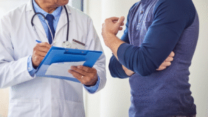 Médico explicando para o paciente Sintomas da HPB.