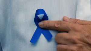 Homem segurando fita azul, para introduzir o assunto "câncer de próstata tem cura?".