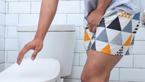 Homem sofrendo por estar urinando muito à noite