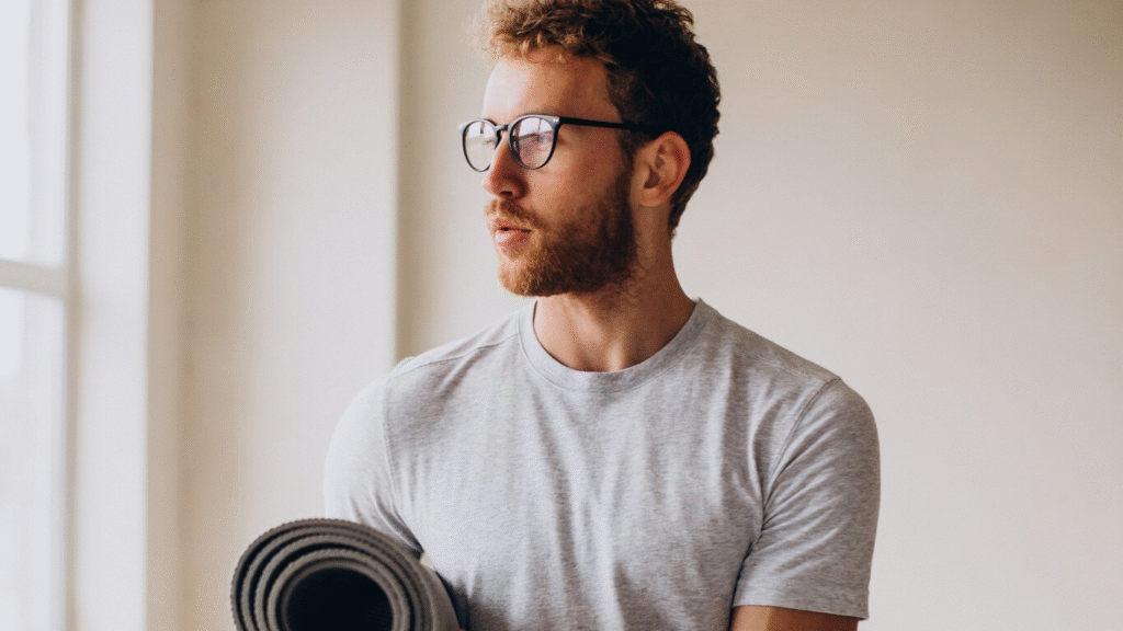 Homem olhando pela janela, pensando na vida após a prostatectomia robótica