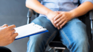 Médico explicando ao paciente sobre a cirurgia para próstata aumentada