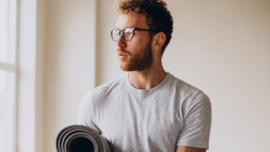 Homem olhando pela janela, pensando na vida após a prostatectomia robótica