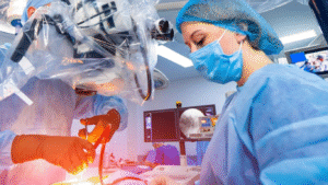 Médica fazendo a cirurgia HoLEP de próstata