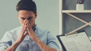 Homem pensativo sobre se Tirar a próstata causa impotência.