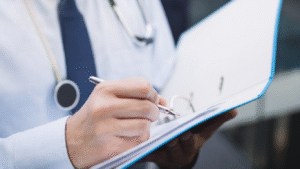 Médico anotando tudo que pe necessário para a Preparação para o HoLEP.