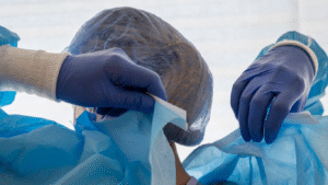 Médica se preparando para a cirurgia do câncer de próstata