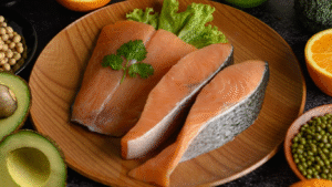 Prato com peixe e saladas, para falar sobre alimentos bons para a próstata