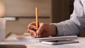 Paciente anotando os cuidados pós prostatectomia robótica