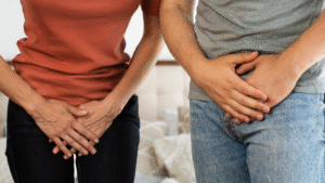 Homem e mulher com a bexiga cheia mesmo depois de urinar