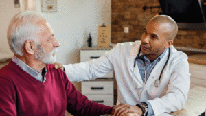 Médico explicando ao paciente sobre alguns exames importantes após os 50 anos