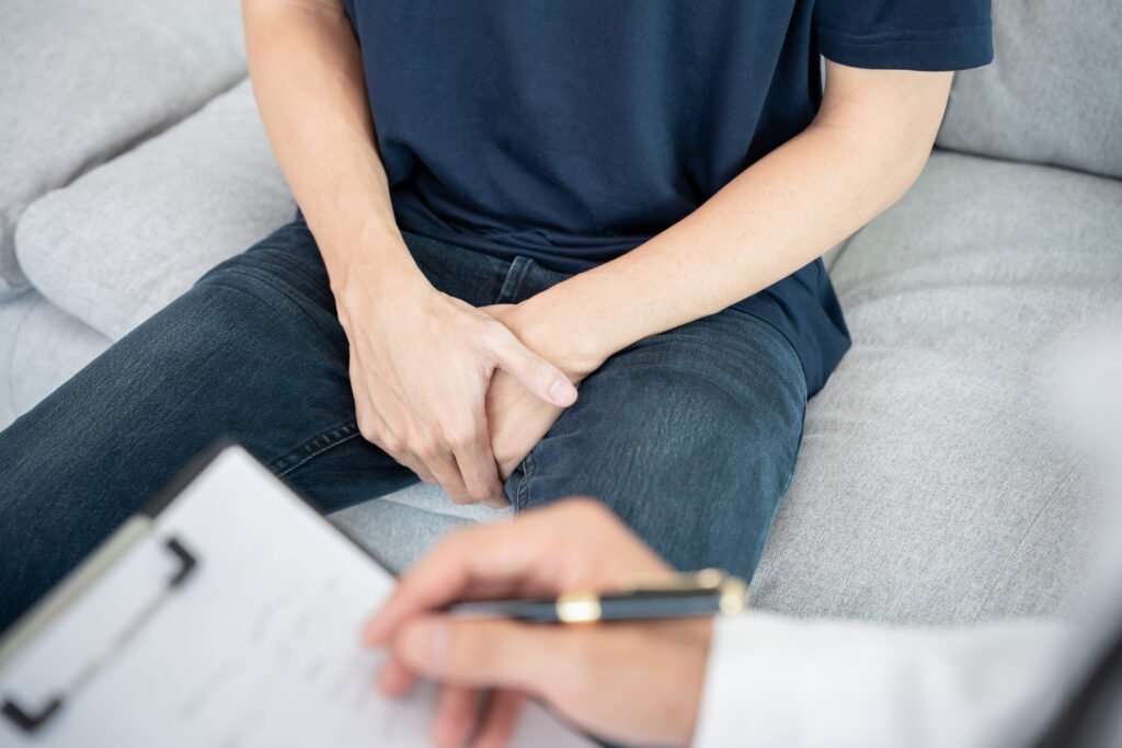 Médico explicando ao paciente a relação entre HPB e pedras na bexiga