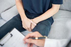 Médico explicando ao paciente a relação entre HPB e pedras na bexiga