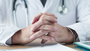 Médico explicando se os resultados do HoLEP são duradouros
