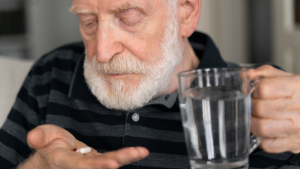 Homem tomando um comprimido, para falar sobre quando o remédio para a próstata não funciona mais
